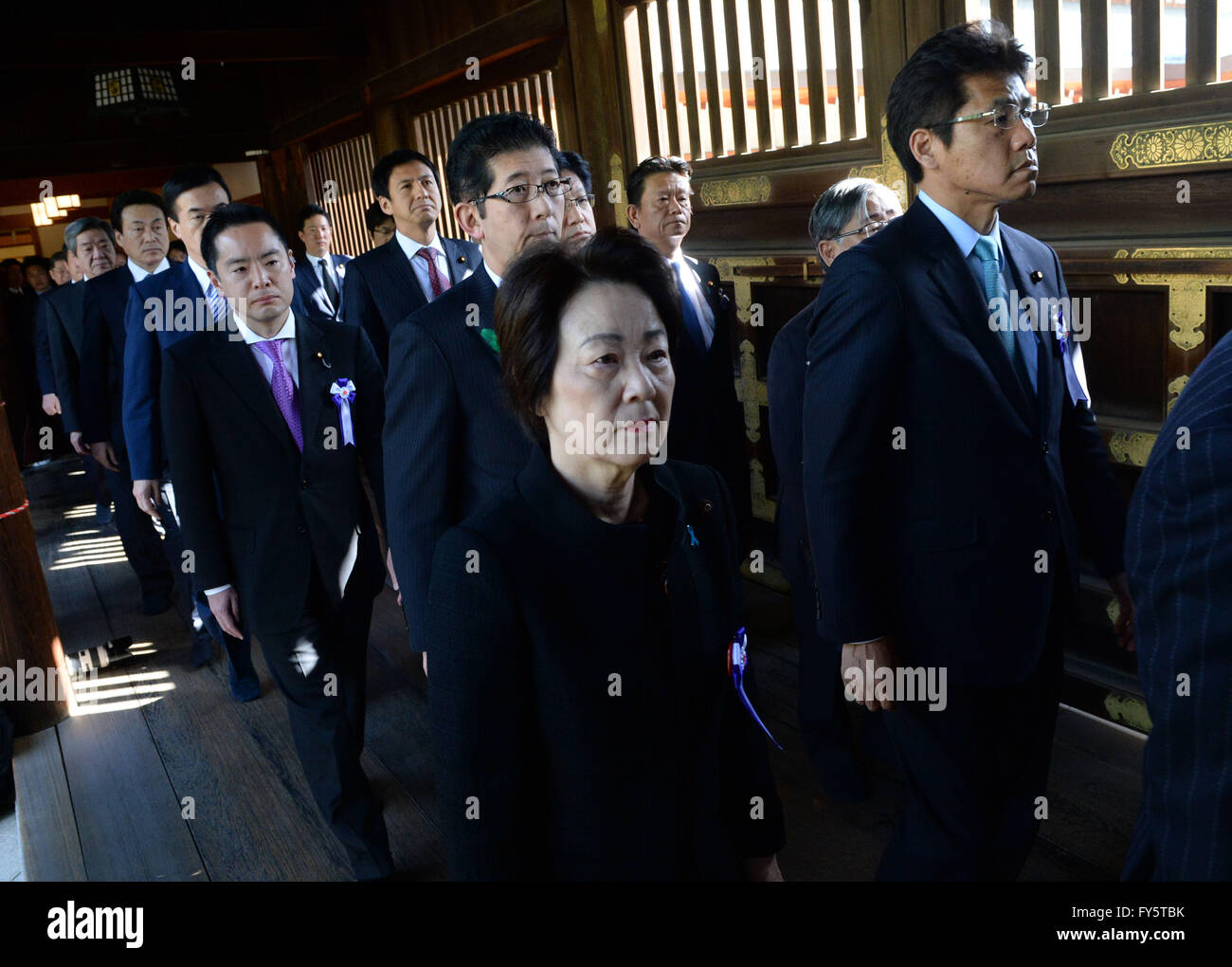 Tokio, Japan. 22. April 2016. Japanische Gesetzgeber besuchen Yasukuni-Schrein in Tokio, die Hauptstadt von Japan, am 22. April 2016. Eine Gruppe von rund 90 japanische Gesetzgeber, einschließlich ein hochrangiges Mitglied des Kabinetts von Premierminister Shinzo Abe, am Freitag besucht den umstrittenen Krieg verknüpft Yasukuni-Schrein, steht als Symbol des japanischen Militarismus und ehrt seinen Krieg tot einschließlich Verbrecher verurteilt durch ein internationales Tribunal. © Ma Ping/Xinhua/Alamy Live-Nachrichten Stockfoto