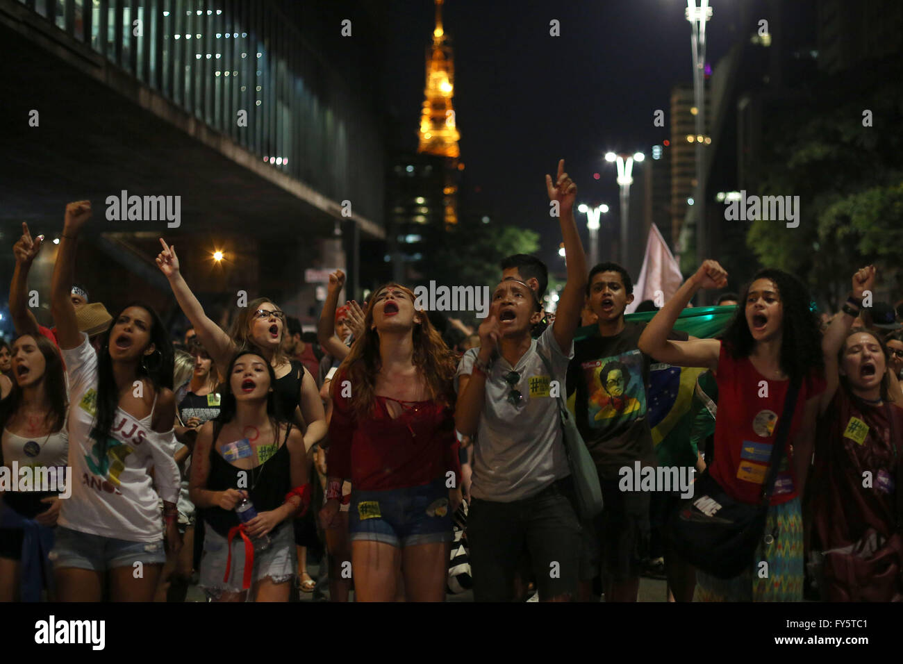 Sao Paulo. 21. April 2016. Personen eine Demonstration, Brasiliens Präsidentin Dilma Rousseff in Sao Paulo 21. April 2016 zu unterstützen. © Rahel Patras/Xinhua/Alamy Live-Nachrichten Stockfoto