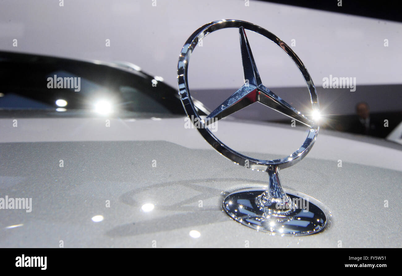 Ein Mercedes Benz-Stern ziert die Motorhaube des Mercedes-Benz E  Class-Auto-Modell während der North American International Auto Show  (NAIAS) in Detroit, USA, 14. Januar 2013. NAIAS am 14. Januar 2013  offiziell eröffnet und