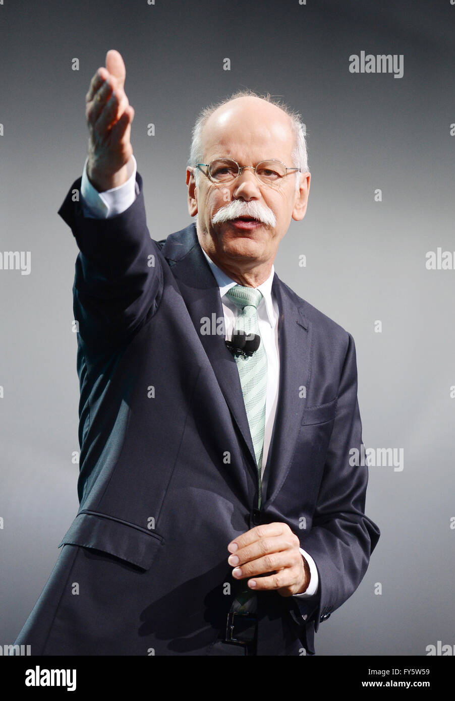 Detroit, USA. 13. Januar 2014. Vorstandsvorsitzender der Daimler AG und Leiter Mercedes-Benz Cars, Dieter Zetsche, präsentiert den neuen Mercedes-Benz C-Klasse am ersten Pressetag von der North American International Auto Show (NAIAS) in Cobo Center Detroit in Detroit, USA, 13. Januar 2014. NAIAS läuft vom 13. bis 26. Januar 2014, anfangs, dass es nur für die Presse und Auto Händler, später für die Öffentlichkeit als auch offen. Foto: ULI DECK/DPA/Alamy Live-Nachrichten Stockfoto