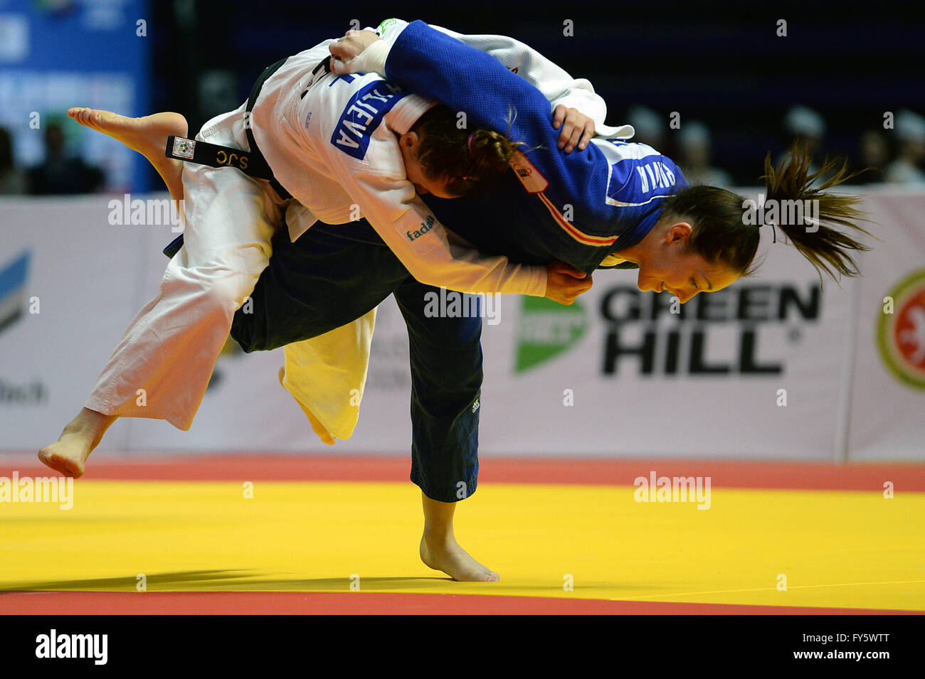 Kazan, Russland. 21. April 2016. Automne Pavia Frankreich (blaue Jacke) Kämpfe mit Ivelina Ilieva von Bulgarien (weiße Jacke), während die Frauen bis 57 kg Finale bei europäischen Judo Championships in Kazan, Russland, 21. April 2016 (Foto von Pavel Bednyakov) Credit: Pavel Bednyakov/Alamy Live News Stockfoto