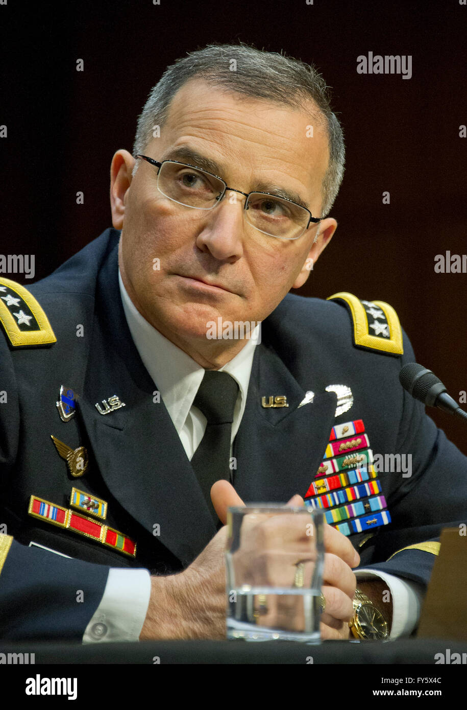 Vereinigte Staaten Armee-General Curtis M. Scaparrotti bezeugt vor uns Senate Committee on Armed Services auf seine Wiederwahl in die Besoldungsgruppe General und Kommandant, United States European Command und Supreme Allied Commander Europe auf dem Capitol Hill in Washington, DC auf Donnerstag, 21. April 2016 sein. Bildnachweis: Ron Sachs/CNP - kein Draht-Dienst- Stockfoto