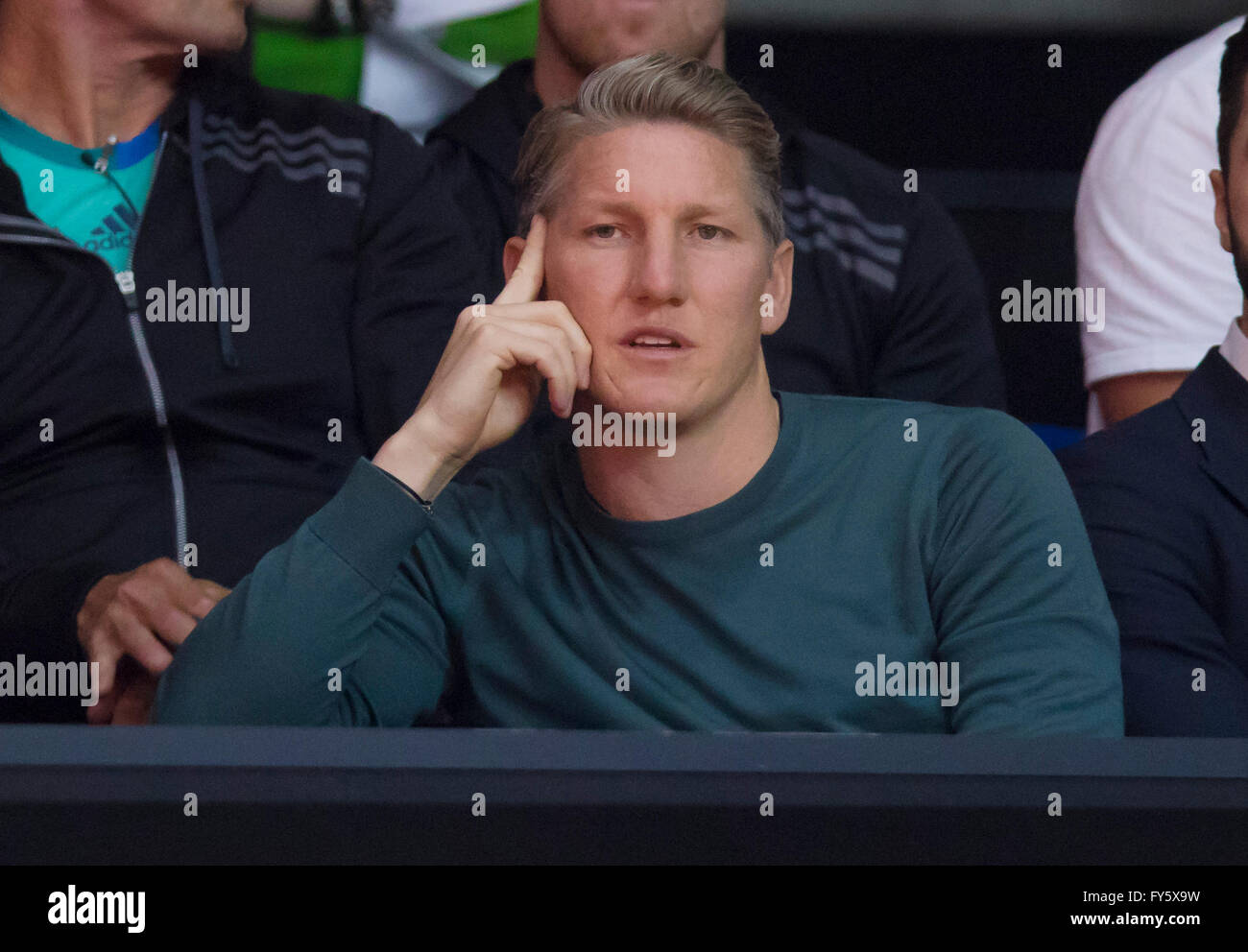 Stuttgart, Deutschland. 21. April 2016. Manchester United Football Star Bastian SCHWEINSTEIGER besucht eine Übereinstimmung seiner Freundin Ana IVANOVIC, SRB bei WTA-Porsche-Tennis-Turnier in Stuttgart, 21. April 2016 Credit: Peter Schatz / Alamy Live News Stockfoto