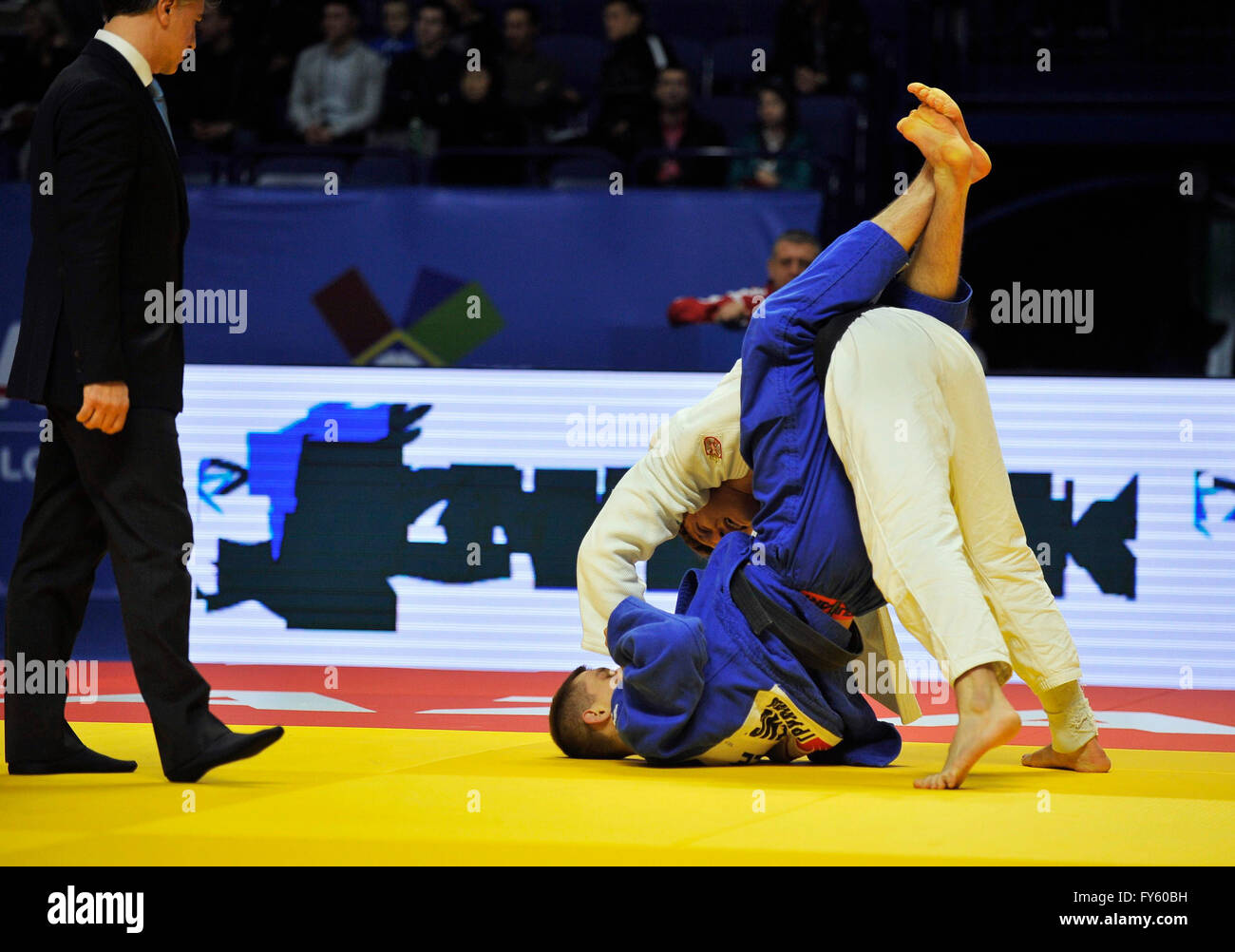 Kasan, Russische Föderation. 22. April 2016. Tschechische Judoka Ivan Petr, in blau, kämpft mit Nemanja Majdov von Serbien bei den Judo-Europameisterschaften in Kazan, Russland, am 22. April 2016. Bildnachweis: David Svab/CTK Foto/Alamy Live-Nachrichten Stockfoto