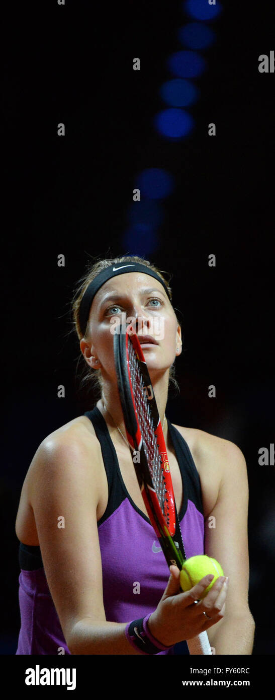 Stuttgart, Deutschland. 22. April 2016. Petra Kvitova aus Chech Republik im Kampf gegen Muguruza aus Spanien im Viertelfinale des WTA-Turniers in Stuttgart, Deutschland, 22. April 2016. Foto: MARIJAN MURAT/Dpa/Alamy Live News Stockfoto