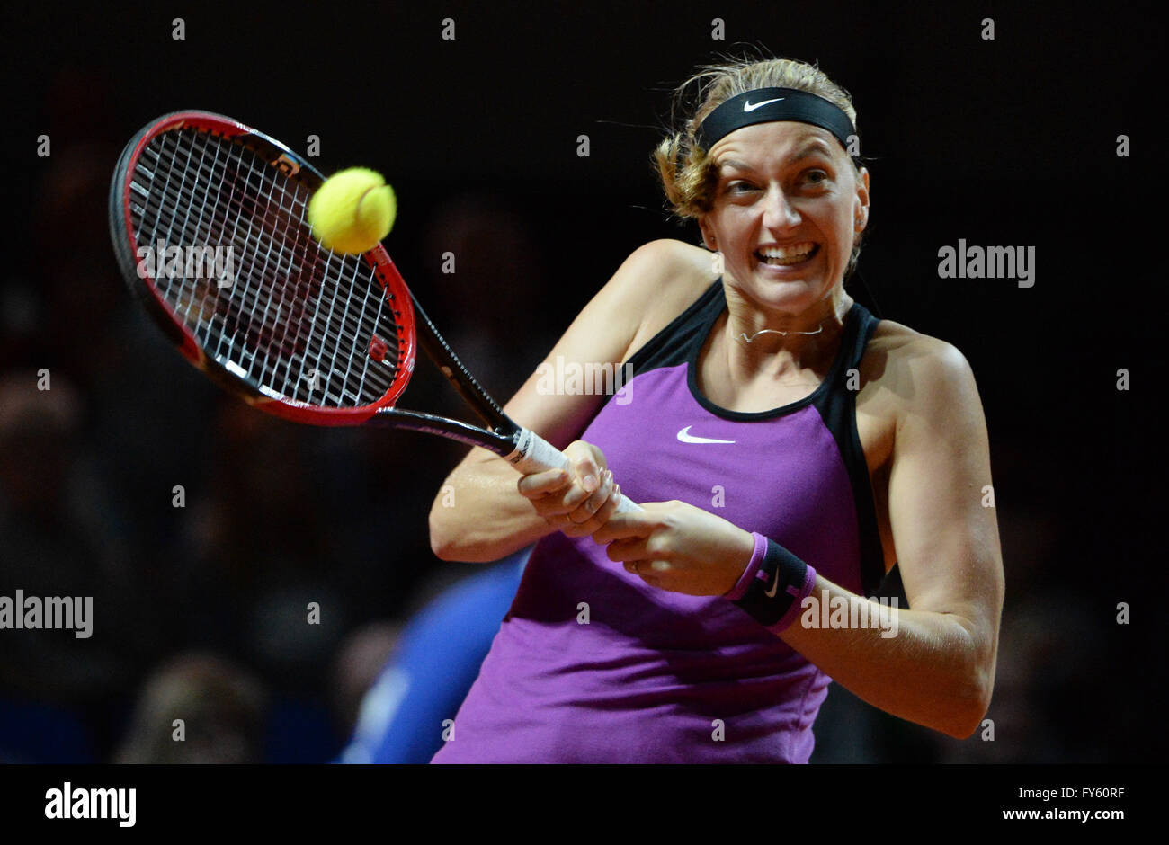 Stuttgart, Deutschland. 22. April 2016. Petra Kvitova aus Chech Republik im Kampf gegen Muguruza aus Spanien im Viertelfinale des WTA-Turniers in Stuttgart, Deutschland, 22. April 2016. Foto: MARIJAN MURAT/Dpa/Alamy Live News Stockfoto