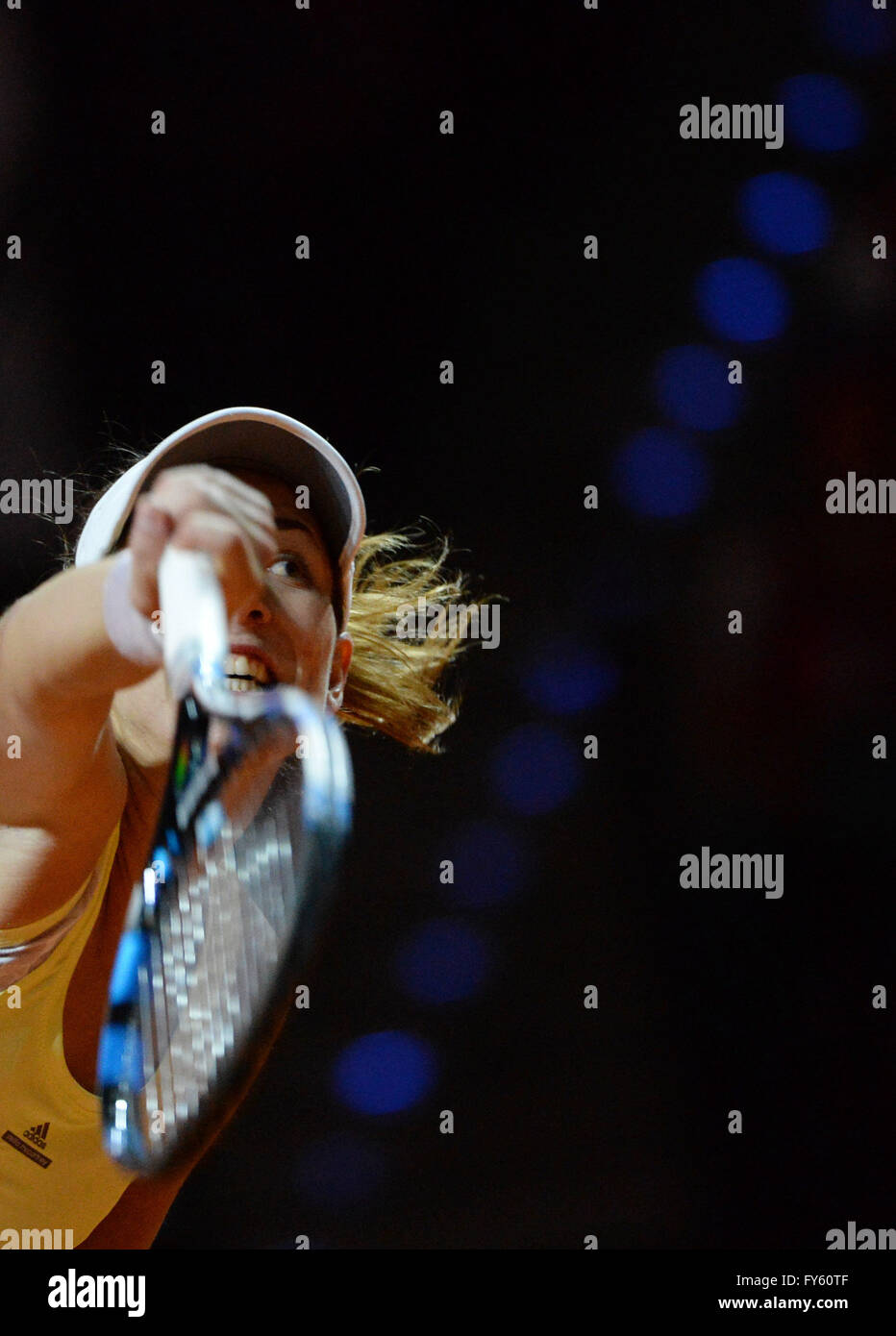 Stuttgart, Deutschland. 22. April 2016. Garbine Muguruza aus Spanien in Aktion gegen Kvitova aus Tschechien in das Viertelfinale des WTA-Turniers in Stuttgart, Deutschland, 22. April 2016. Foto: MARIJAN MURAT/Dpa/Alamy Live News Stockfoto