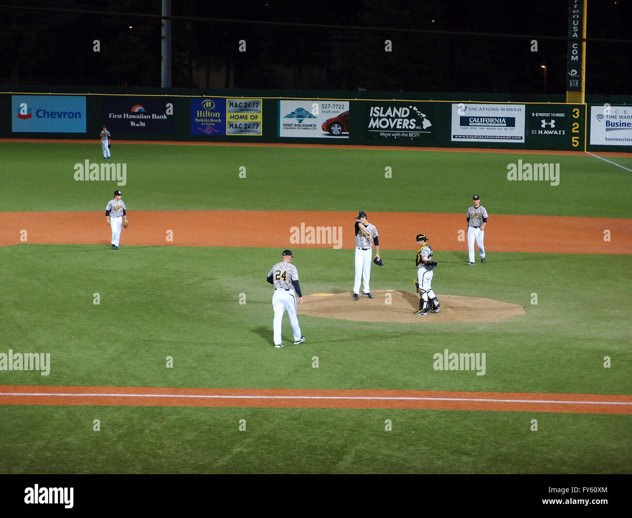 HONOLULU, HI - März 23: Wichita State Coach und Spieler Fuß zum Hügel zu treffen mit dem Krug auf UH Baseballstadion Les Murakami-Manoa, Honolulu, Hawaii 23. März 2013 haben. Stockfoto