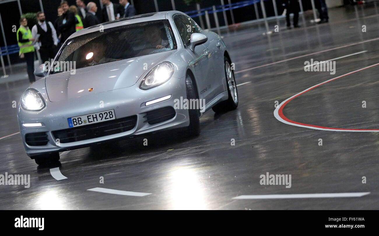 Leipzig, Deutschland. 14. April 2016. Ein Panamera S E-Hybrid durch eine Messehalle während eine Konferenz zum Thema Elektromobilität in Leipzig, Deutschland, 14. April 2016 fahren. Foto: Jan Woitas/Dpa/Alamy Live News Stockfoto