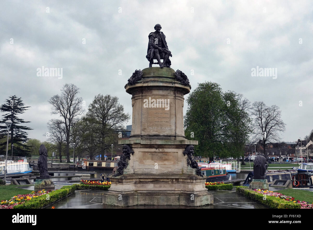London, UK. 22. April 2016. Die Statue von William Shakespeare in der Nähe von RSC Theater in Stratford als die Stadt bereitet sich auf morgen 400. Jahrestag des Todes von der "Barde von Avon" Credit: Andrew Lockie/Alamy Live News Stockfoto