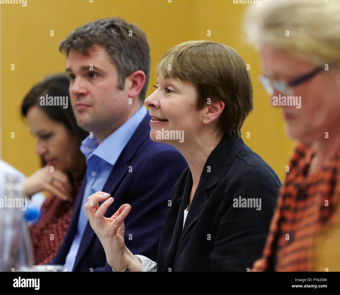 London, UK. 21. April 2016. Mitglied der grünen Partei Caroline Lucas sprechen bei Friends of the Earth und Umweltschützer für Europa bleiben Wahlkampf. Statt am Kings College London. VEREINIGTES KÖNIGREICH. Kredit-21. April 2016: Sam Barnes/Alamy Live-Nachrichten Stockfoto