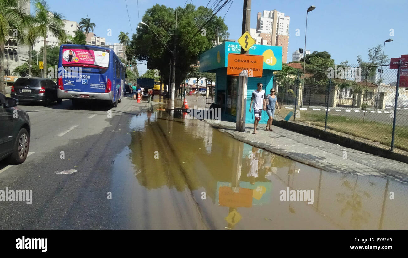 Santos, SP - 22.04.2016: Verstoß gegen Netz IN SANTOS - die Firma, die versehentlich in den VLT-Projekt in Santos beteiligt sich heute Morgen Freitag (22) brach eine Pipeline zwischen der Kreuzung Av Ana Costa mit Av Francisco Glicerio (Viertel Gonzaga). Der Unfall begangen Verkehr Wasserversorgung. Nach SABESP bis 18 Uhr heute (22), alles wird normalisiert. (Foto: Roberto Strauss / FotoArena) Stockfoto