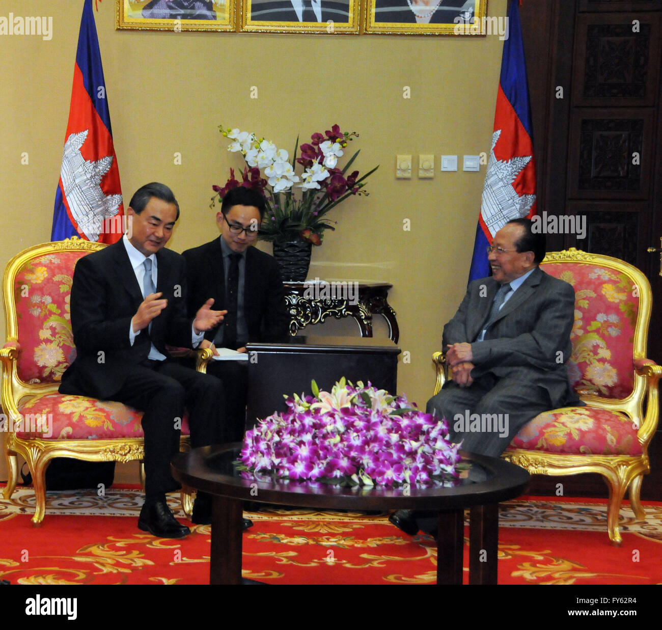 Phnom Penh, Kambodscha. 22. April 2016. Kambodschas Deputy Prime Minister (R) trifft mit chinesischen Außenminister Wang Yi (L) in Phnom Penh, Kambodscha, 22. April 2016. © Zhang Yanfang/Xinhua/Alamy Live-Nachrichten Stockfoto