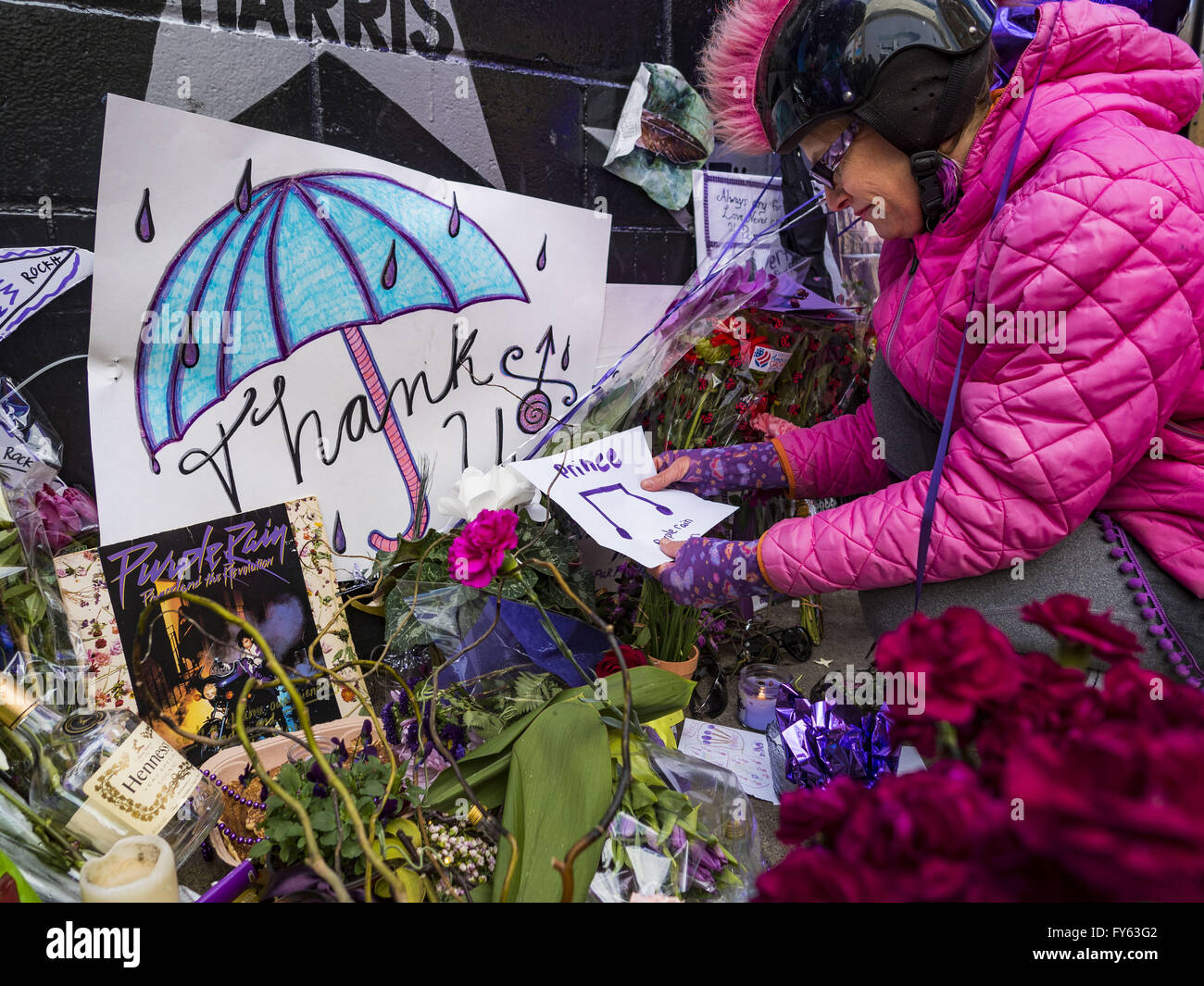 Minneapolis, MN, USA. 22. April 2016. MINA LEIERWOOD, fährt aus Minneapolis, MN, eine Dankeschön-Karte an einem Denkmal für Prinz vor 1st Ave in Minneapolis. Sie sagte hörte auf des Prinzen Musik während der ganzen Schule. Tausende von Menschen kamen in Minneapolis Freitag, den Tod des Prinzen, zu trauern, dessen voller Name Prince Rogers Nelson ist, 1st Ave. 1st Ave ist der Nachtclub das musikalische Symbol berühmt geworden in seinem halb autobiographischen Film "Purple Rain". Prinz, 57 Jahre alt, starb Donnerstag, 21. April 2016, Paisley Park, sein Haus, Büro und Aufnahme-Komplex in Chanhassen, MN. (Cr Stockfoto