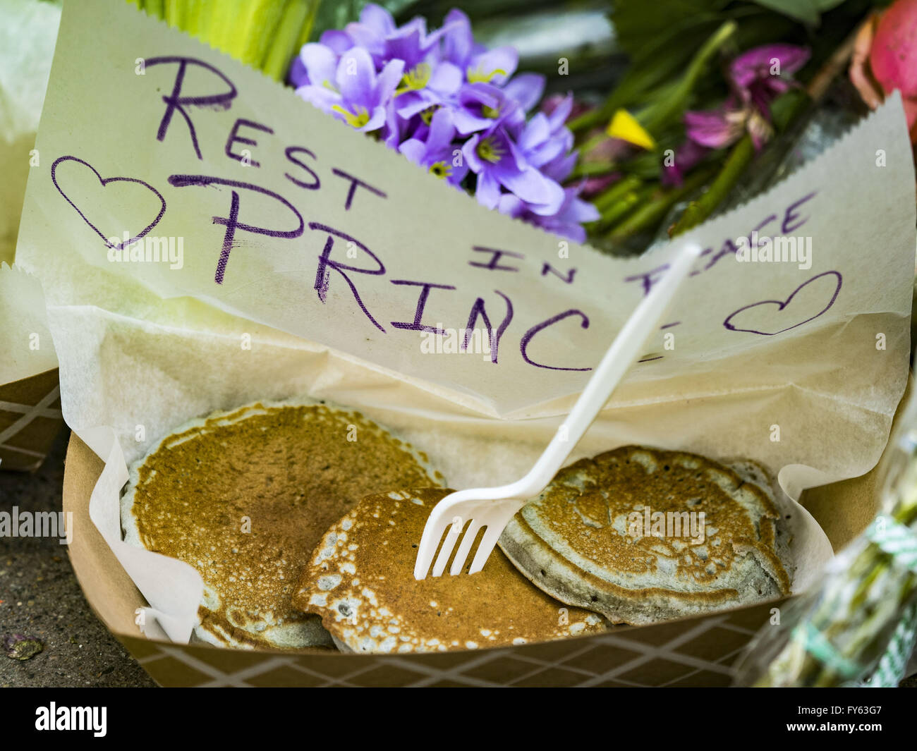 Minneapolis, MN, USA. 22. April 2016. Pfannkuchen links an einem Denkmal für Prinz vor 1st Ave in Minneapolis. Prinz war bekannt, dass Gästen auf alle Nacht Tanz Parties in seinem Haus Chanhassen Pfannkuchen servieren und aß Pfannkuchen während einen Gastauftritt in der amerikanischen TV-Show '' New Girl." Tausende von Menschen kamen in Minneapolis Freitag, den Tod des Prinzen, zu trauern, dessen voller Name Prince Rogers Nelson ist, 1st Ave. 1st Ave ist der Nachtclub das musikalische Symbol berühmt geworden in seinem halb autobiographischen Film "Purple Rain". Prinz, 57 Jahre alt, starb Donnerstag, 21. April 2016, bei Pais Stockfoto