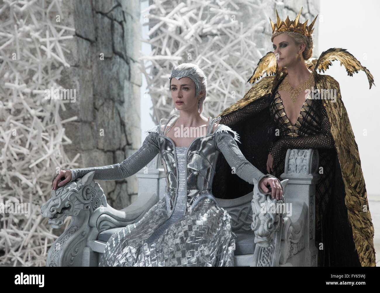 Datum der Freigabe: 2016 Titel: The Huntsman: Winter Krieg-STUDIO: Universal Bilder Direktor: Cedric Nicolas Troyan PLOT: als ein Krieg zwischen rivalisierenden Königin Schwestern Ravenna und Freya eskaliert, Eric und anderen Krieger Sara, Mitglieder der Jäger Armee angehoben, um Freya, Schutz versuchen, ihre verbotene Liebe zu verbergen, wie sie Ravenna bösen Absichten Bild bekämpfen: CHARLIZE THERON als Ravenna, EMILY BLUNT als Königin Freya (Credit Bild : C Universal Pictures/Entertainment Bilder /) Stockfoto