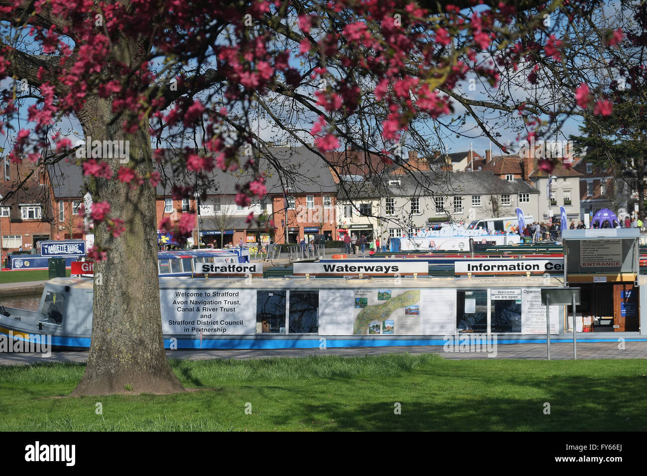 -Upon-Avon, England, Vereinigtes Königreich; 23. April 2016. Ein schöner Tag in London heute, als die Stadt erinnert an den 400. Jahrestag des Todes von William Shakespeare Credit: Andrew Lockie/Alamy Live News Stockfoto