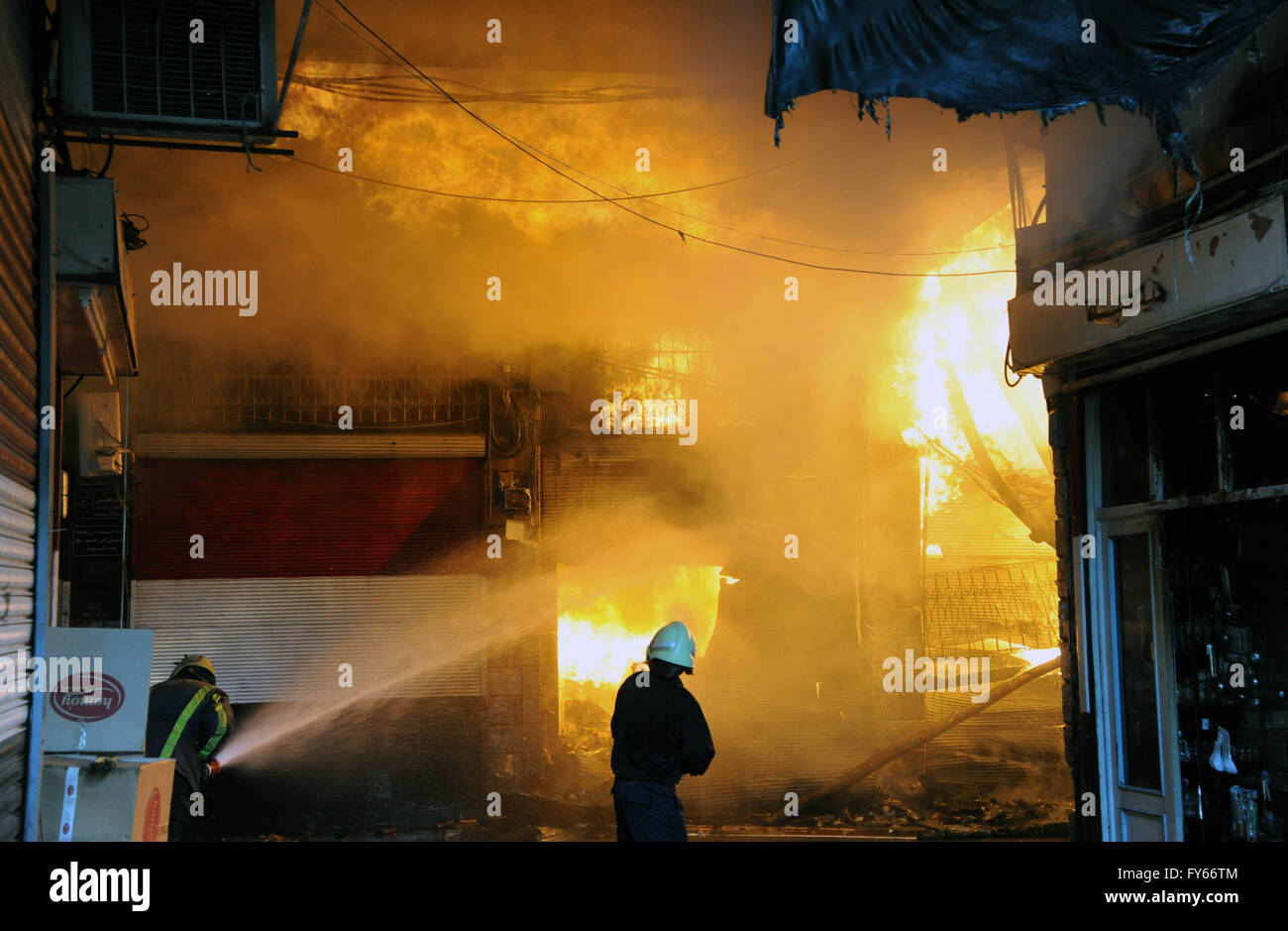 Damaskus, Syrien. 23. April 2016. Ein Feuerwehrmann versucht ein loderndes Feuer zu löschen, das den alten Markt von Al-Assroniyah Marktplatz, erfasst hat, die zwischen der historischen Zitadelle und die berühmten Souk Al-Hamidiyah in der alten ummauerten Stadt Damaskus, Hauptstadt von Syrien, am 23. April 2016 liegt. Ein großes Feuer brach aus in Al-Assroniyah frühen Samstagmorgen, verursacht große Sachschäden. Offizielle wurde berichtet, dass das Feuer durch einen Kurzschluss verursacht wurde. Bildnachweis: Ammar/Xinhua/Alamy Live-Nachrichten Stockfoto