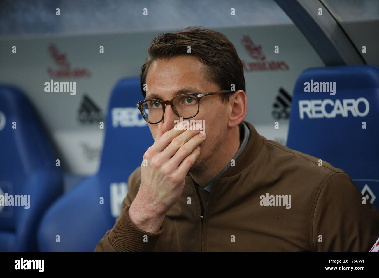 Hamburg, Deutschland. 22. April 2016. Hamburgs Torhüter Rene Adler sitzt auf der Trainer-Bank vor der Fußball-Bundesliga Spiel Hamburger SV Vs Werder Bremen in Hamburg, Deutschland, 22. April 2016. Foto: Christian Charisius/Dpa/Alamy Live News Stockfoto