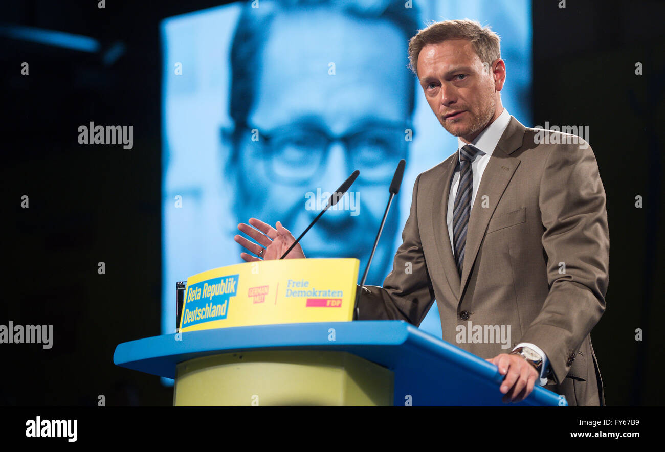 Berlin, Deutschland. 23. April 2016. Christian Lindner, Bundesvorsitzender der FDP-Partei, zu Ehren des kürzlich verstorbenen ehemaligen Parteiführern Guido Westerwelle und Hans-Dietrich Genscher bei der Bundes-Parteitag der freien demokratischen Partei (FDP) in Berlin, Deutschland, 23. April 2016 zu sprechen. Rund diskutieren 660 Delegierten Themen wie die Digitalisierung der Gesellschaft während der 67. Parteitag der Freien Demokraten unter dem Motto "Beta-Republik Deutschland". Foto: BERND VON JUTRCZENKA/Dpa/Alamy Live-Nachrichten Stockfoto