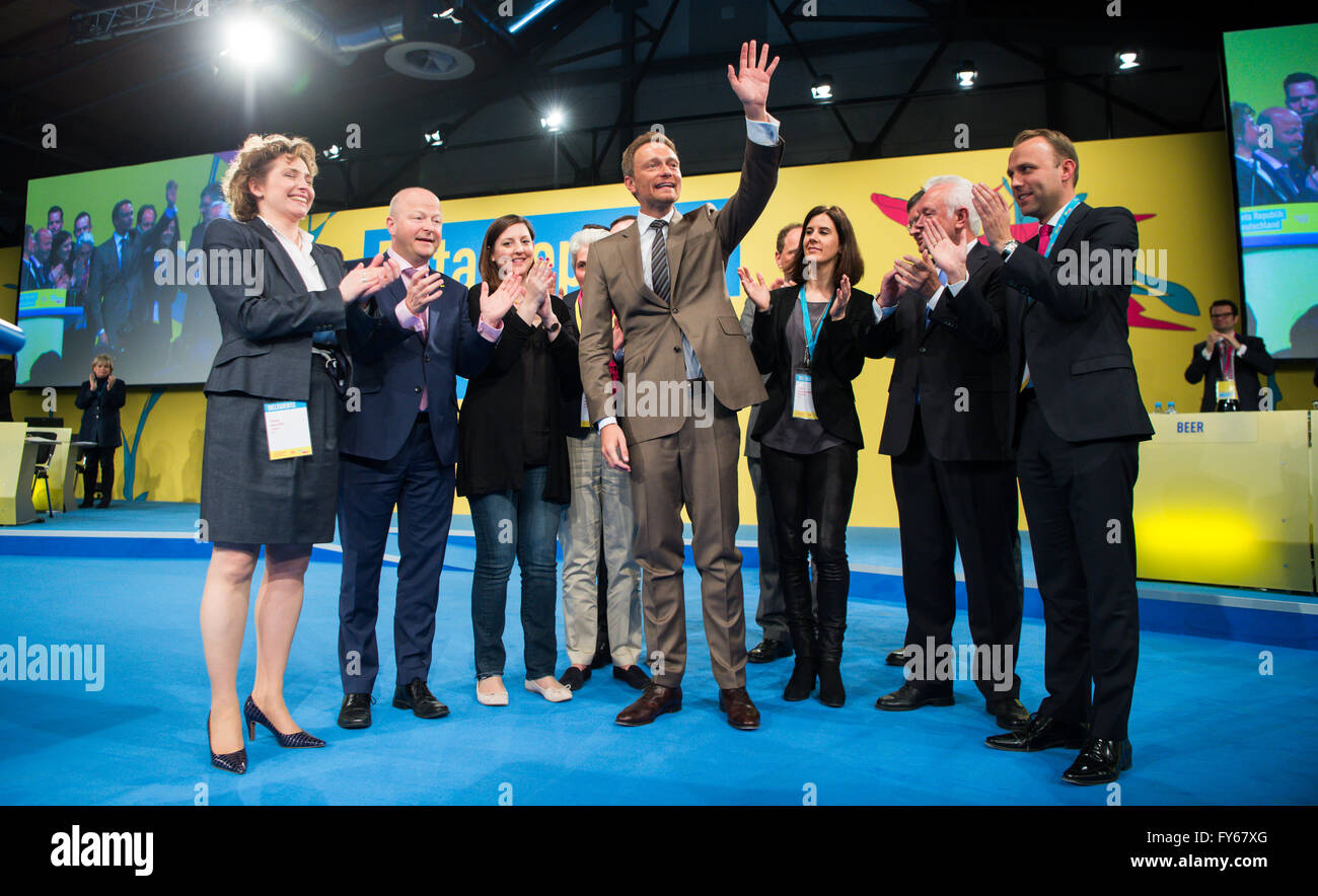 Berlin, Deutschland. 23. April 2016. Christian Lindner, Bundesvorsitzender der FDP-Partei, umgeben von Mitgliedern der Partei nach seiner Rede bei der Bundes-Parteitag der freien demokratischen Partei (FDP) in Berlin, Deutschland, 23. April 2016. Rund diskutieren 660 Delegierten Themen wie die Digitalisierung der Gesellschaft während der 67. Parteitag der Freien Demokraten unter dem Motto "Beta-Republik Deutschland". Foto: BERND VON JUTRCZENKA/Dpa/Alamy Live-Nachrichten Stockfoto