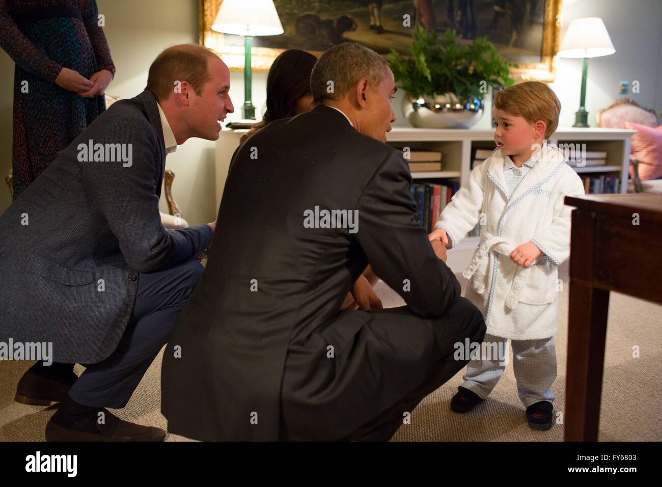 London, UK. 22. April 2016. US-Präsident Barack Obama wird nach Prince George in seinem Bademantel und Pyjamas als seine Eltern, Prinz William, Duke of Cambridge und Kate Middleton, Duchess of Cambridge Blick auf im Kensington Palace 22. April 2016 in London, Vereinigtes Königreich eingeführt. Bildnachweis: Planetpix/Alamy Live-Nachrichten Stockfoto