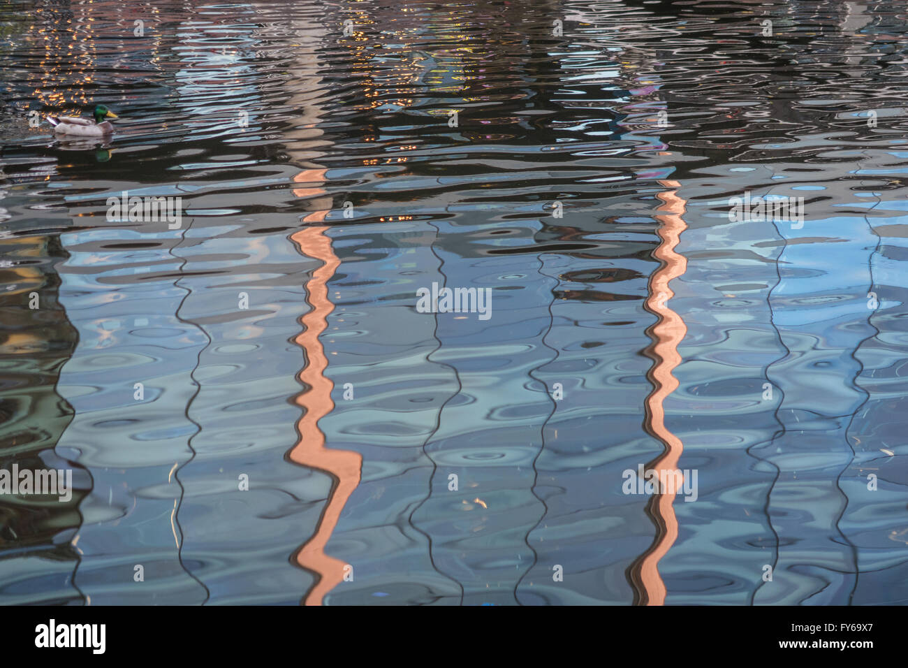 Abstrakte Reflexion der Gebäude im Wasser. Stockfoto