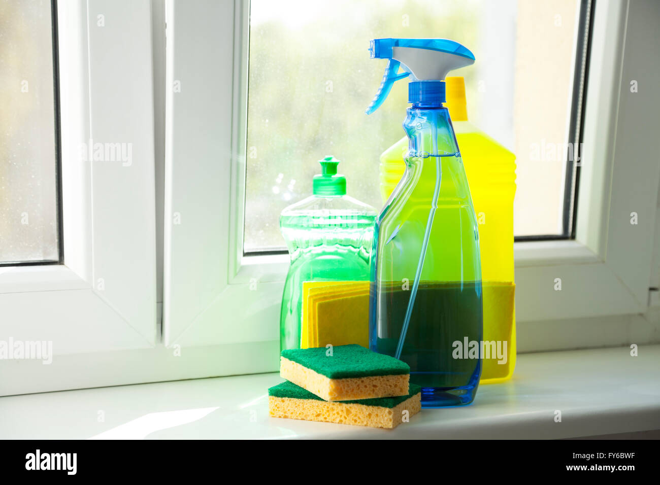 Reinigungsmittel auf Fensterbank Stockfoto