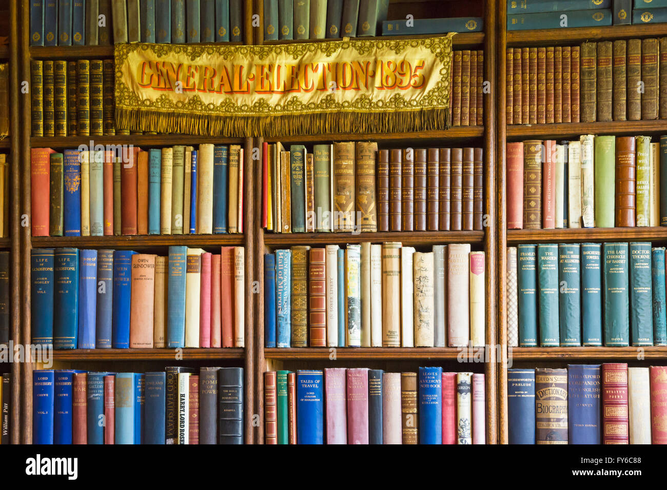 Bibliothek in Athelhampton House and Gardens in der Nähe von Dorchester, Dorset im April Stockfoto