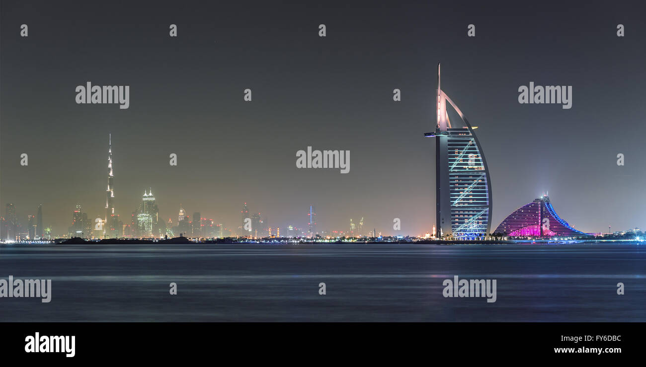 Dubai Towers leuchtende Skyline Blick Stockfoto