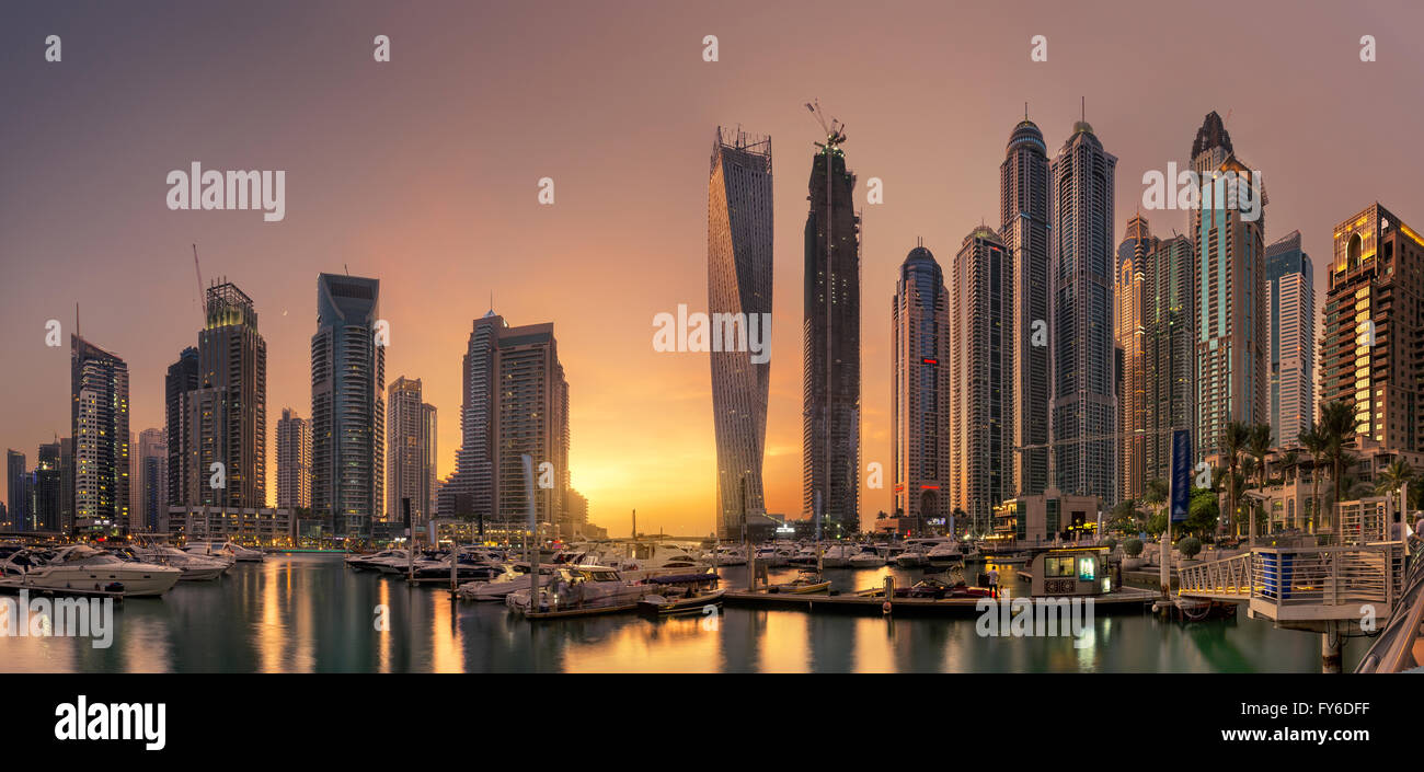 Dubai Marina Towers mit glühenden Sonnenuntergang Stockfoto