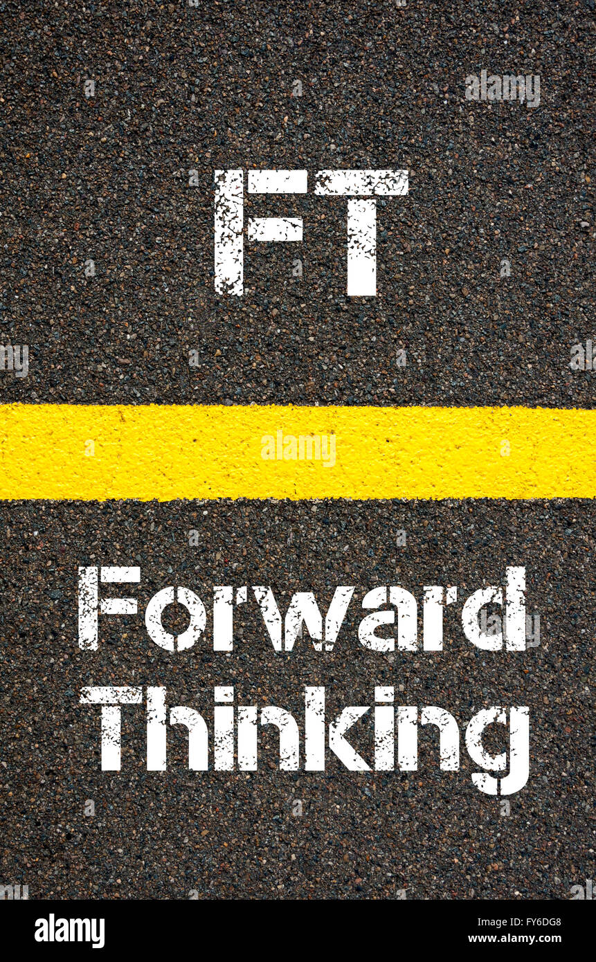 Konzept-Bild des Business Akronym FT vorwärts denken über Straße Markierung gelber Farbe geschrieben Stockfoto