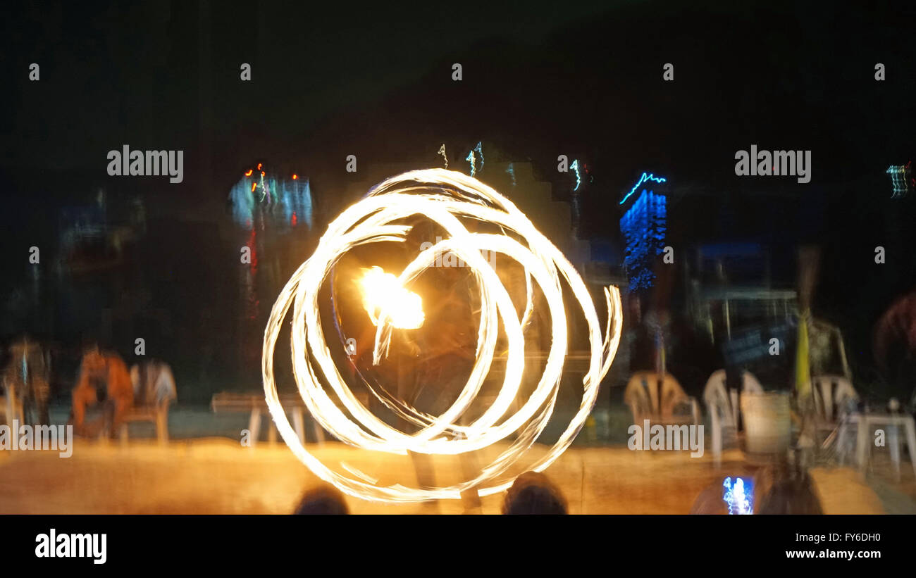 abendliche Feuershow auf Kophi-Phi-Insel in thailand Stockfoto