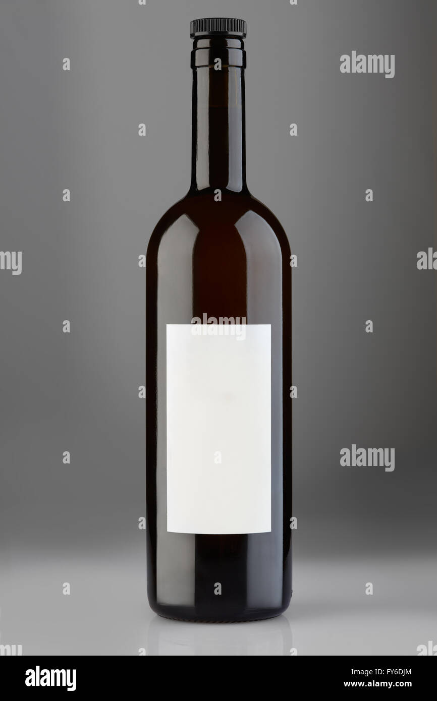 Flasche Rotwein mit Mütze und leere Beschriftung auf grauem Hintergrund, Clipping-Pfad Stockfoto
