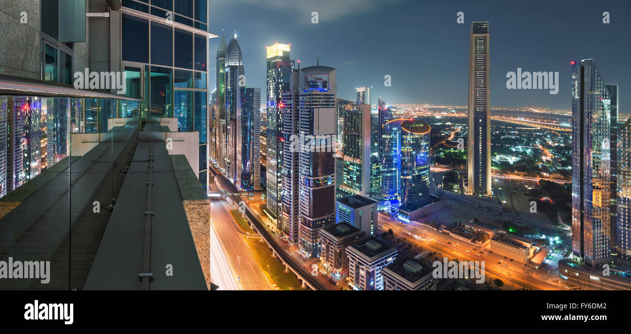 Sheikh Zayed Road in Dubai vom Rand eines Balkons Stockfoto