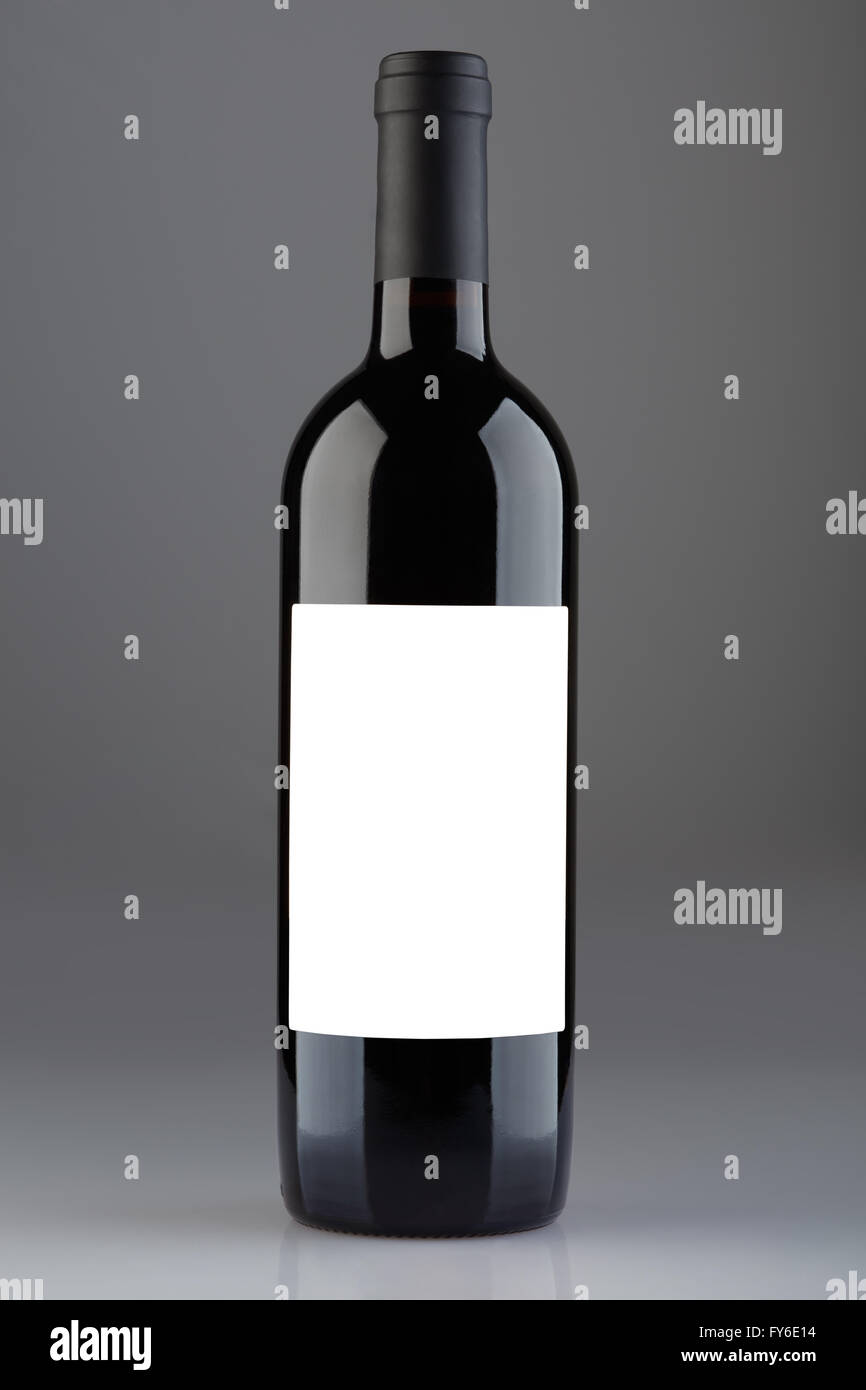 Flasche Rotwein mit leere Beschriftung auf grauem Hintergrund, Clipping-Pfad Stockfoto