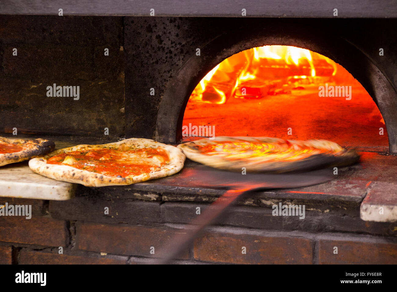 Blick ins Innere ein Holzbefeuerter Pizzaofen an Pizzen in berühmten italienischen Restaurant in Neapel, Pizzeria da Michele Stockfoto