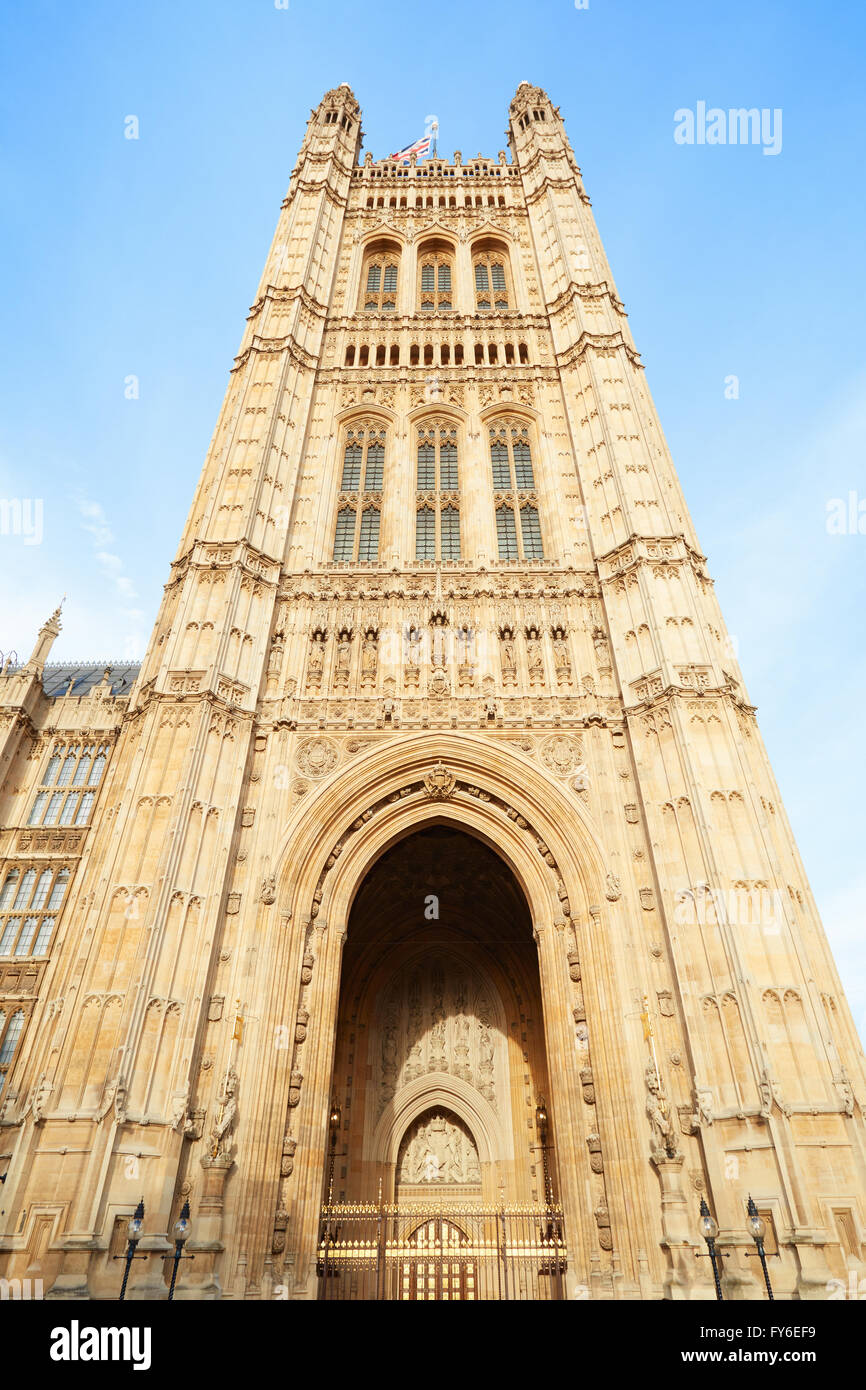 Victoria Tower, Palace of Westminster in London, blauer Himmel Stockfoto