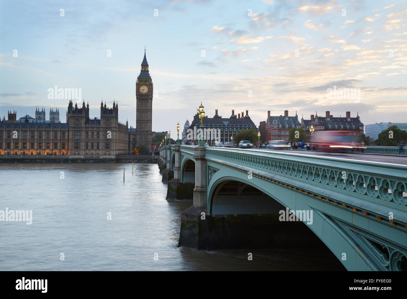 Big Ben und Westminster-Palast, der Verkehr auf der Brücke in der Abenddämmerung in London, natürliches Licht und Farben Stockfoto