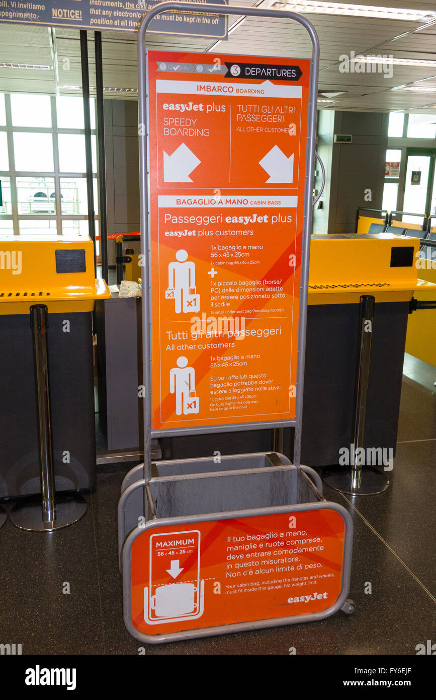 EasyJet Tasche Größe Frame Käfig Tester zur Messung von Dimensionen der Passagier Hand gehalten weiter Flug-Handgepäck Flughafen Mailand Italien Stockfoto