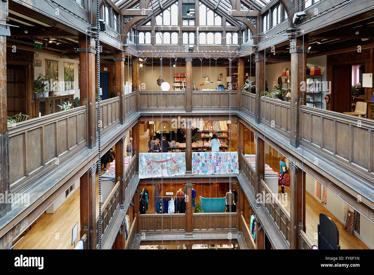 Freiheit, Luxus-Kaufhaus-Interieur in der Regent Street in London Stockfoto