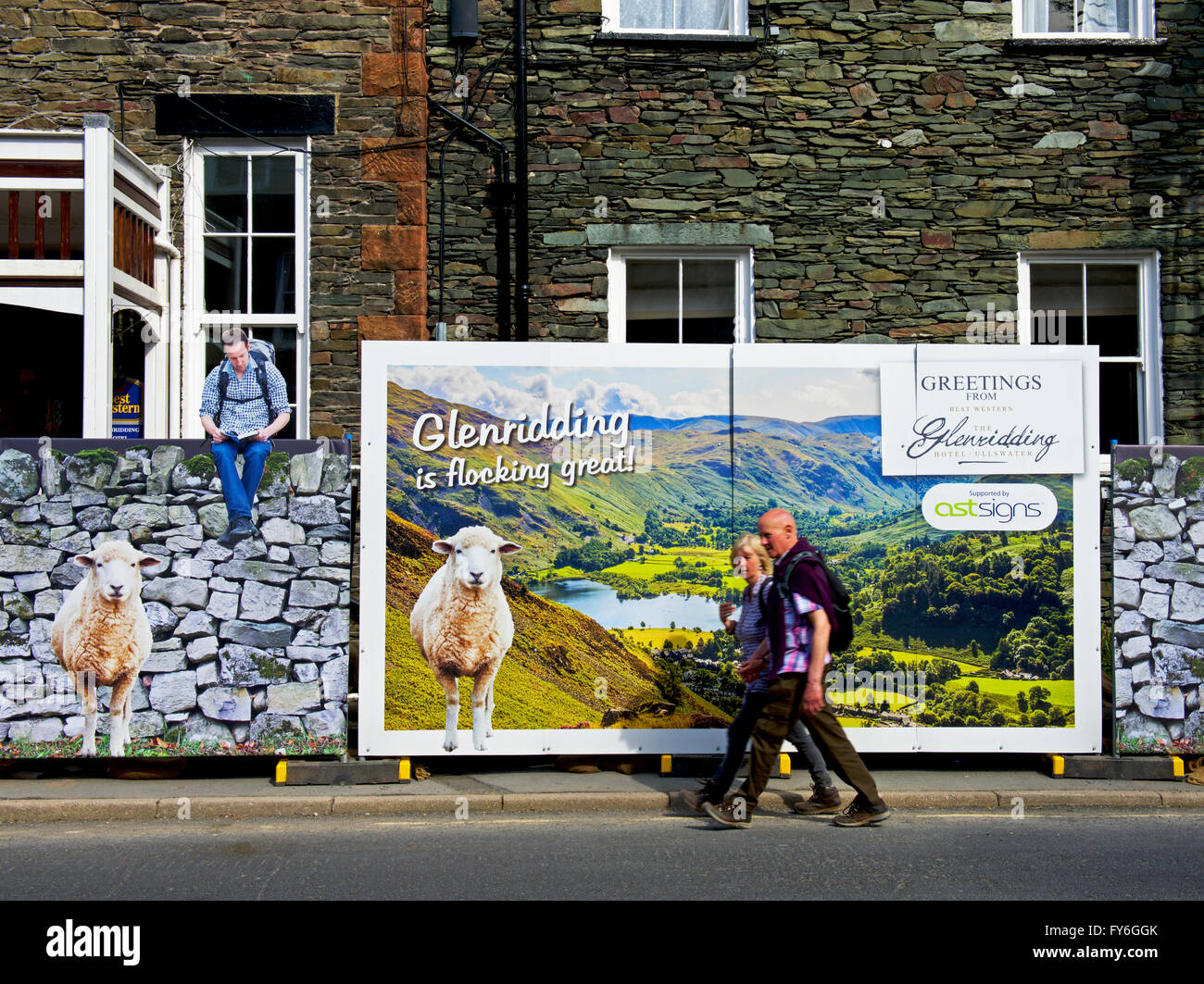 Paare, die vorbei errichtet vor Glenridding Hotel, Glenridding, Nationalpark Lake District, Cumbria, England UK-Schild Stockfoto