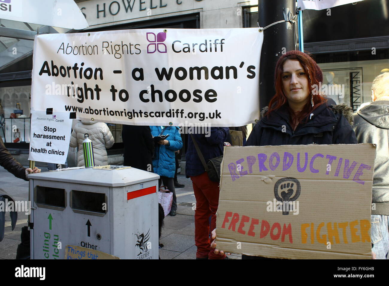 Cardiff, Wales, 18.02.2016, Fotografien von Tia Gibbon eine 27-jährige Cardiff Einheimische, die mit der Gruppe Abtreibung Rechte Cardiff für Frauen des reproduktiven Rechte protestieren ist. © AimeeHerd Freelance Stockfoto