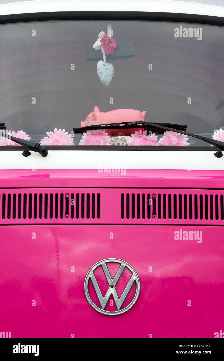 Rosa VW Volkswagen Wohnmobil Stockfoto