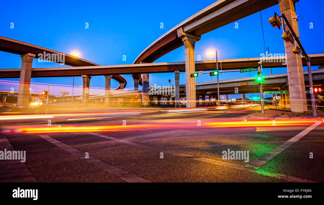 Verkehr und Autobahn auf Straßen der Stadt Austin, Texas Stockfoto