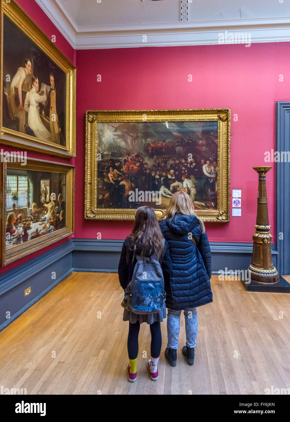Besucher betrachten den Tod von Nelson von Benjamin West, Walker Art Gallery, Liverpool, England, UK Stockfoto