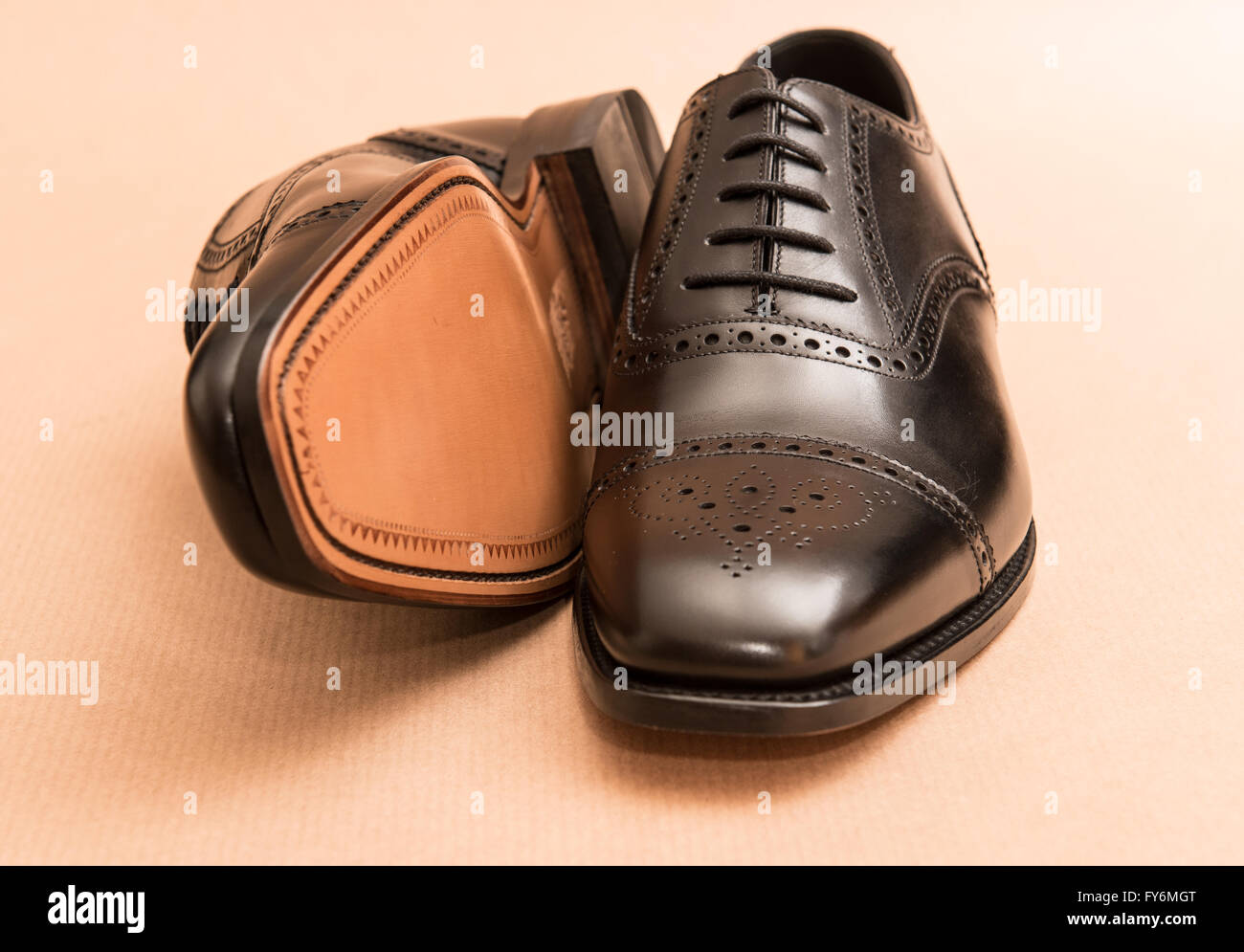 Smart schwarz Leder Brogue Schuhe mit Ledersohlen Stockfoto