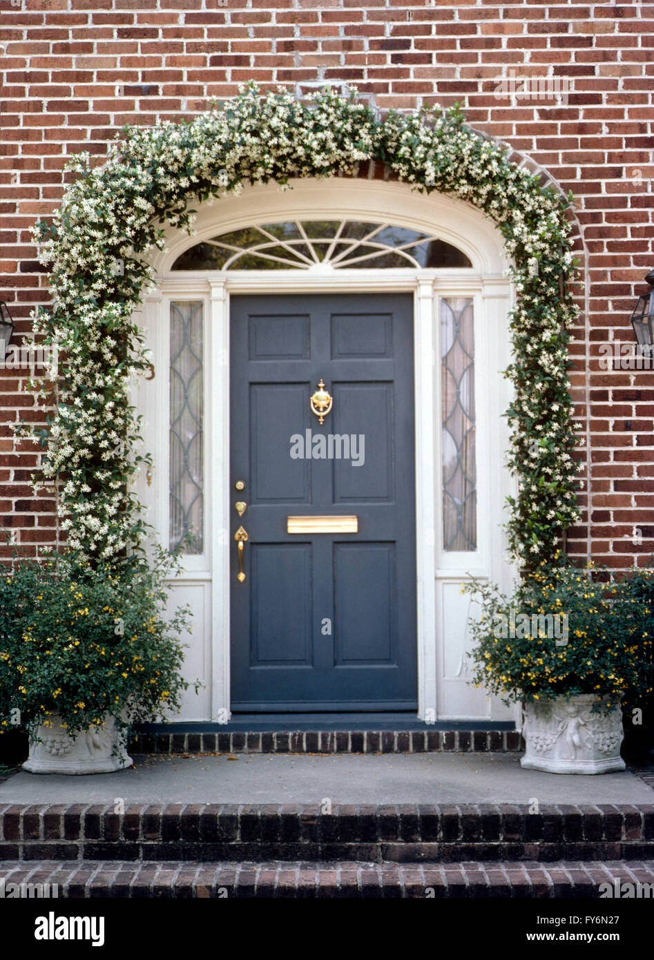 Hölzerne Tür & Messing Hardware des historischen Altbau in der Innenstadt von Charleston; South Carolina; USA Stockfoto