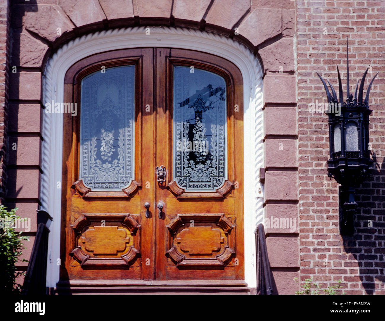Doppeltür aus Holz mit geätzten Glasfenstern; Historisches altes Haus in der Innenstadt von Charleston; South Carolina; USA Stockfoto