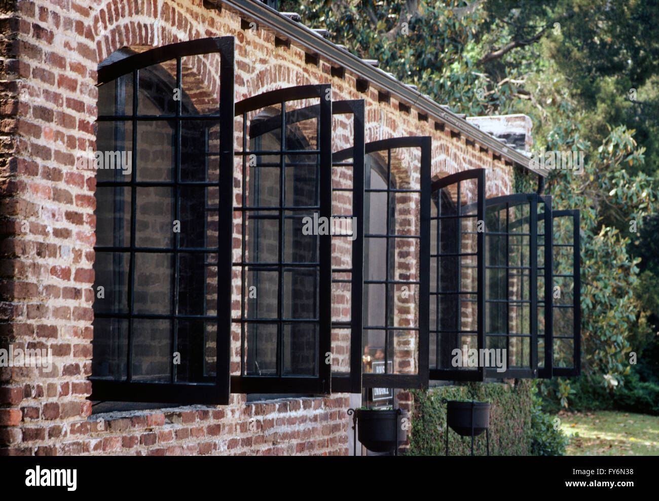 WINDOWS AUF HISTORISCHE SCHEUNE; MIDDLETON PLACE; c1741; URSPRÜNGLICH 50.000 HEKTAR GROßEN PLANTAGE REIS; CHARLESTON; SOUTH CAROLINA; USA Stockfoto